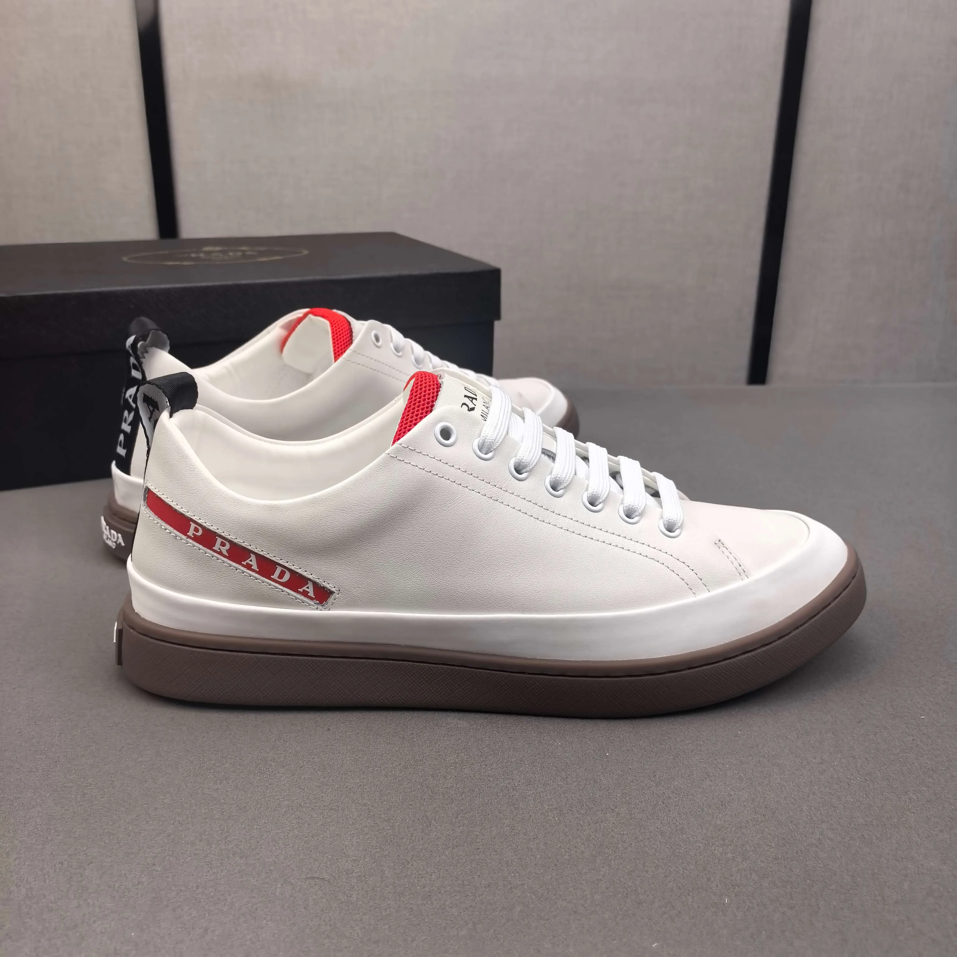 PP400👟👟👟Prada set off the audience! Prada, an international brand that is constantly innovating, this men's casual shoe, the original version, made of cowhide leather at a ratio of one to one at the store, with leather feet and rubber non-slip outsole, breathable and comfortable, quality speaks for itself👄38-44